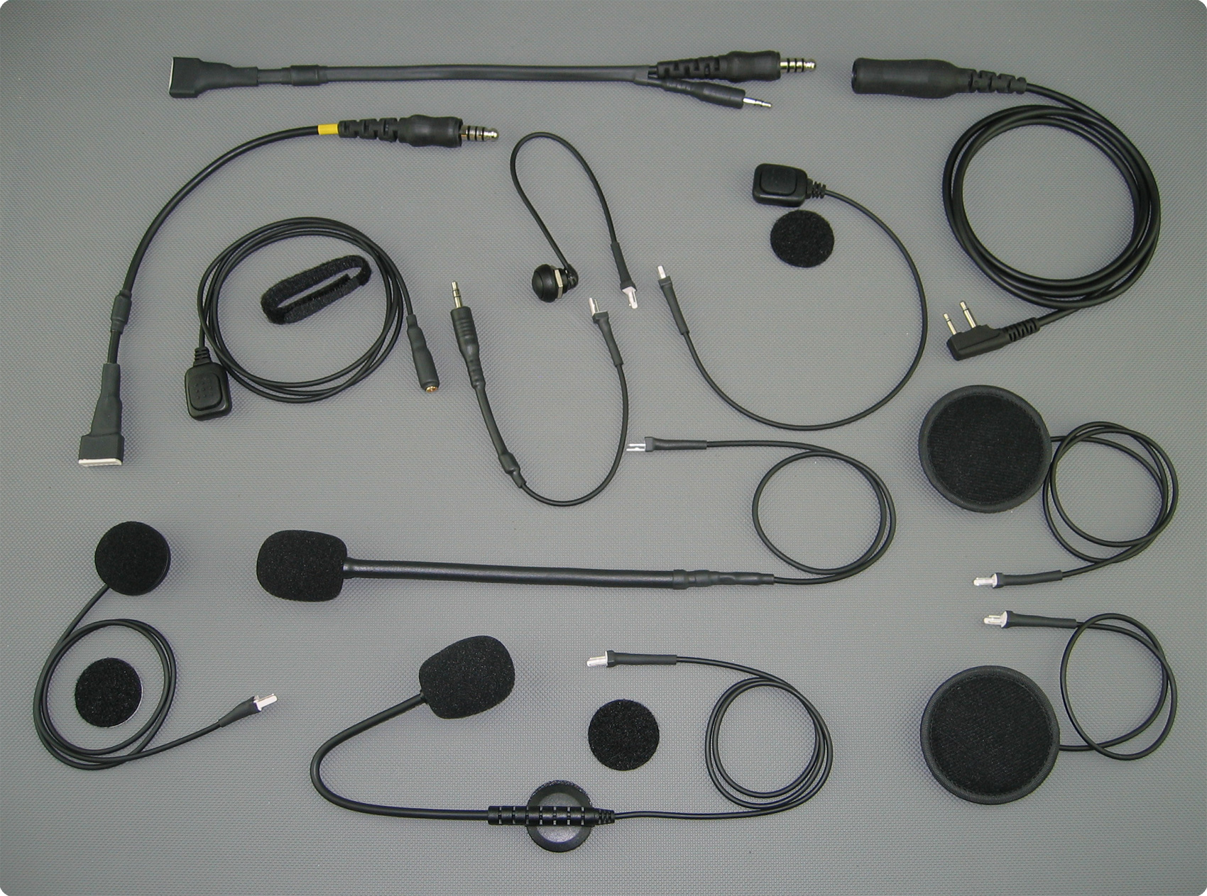 Servicio de instalación de auriculares, altavoces, micrófonos en cascos de Parapente
