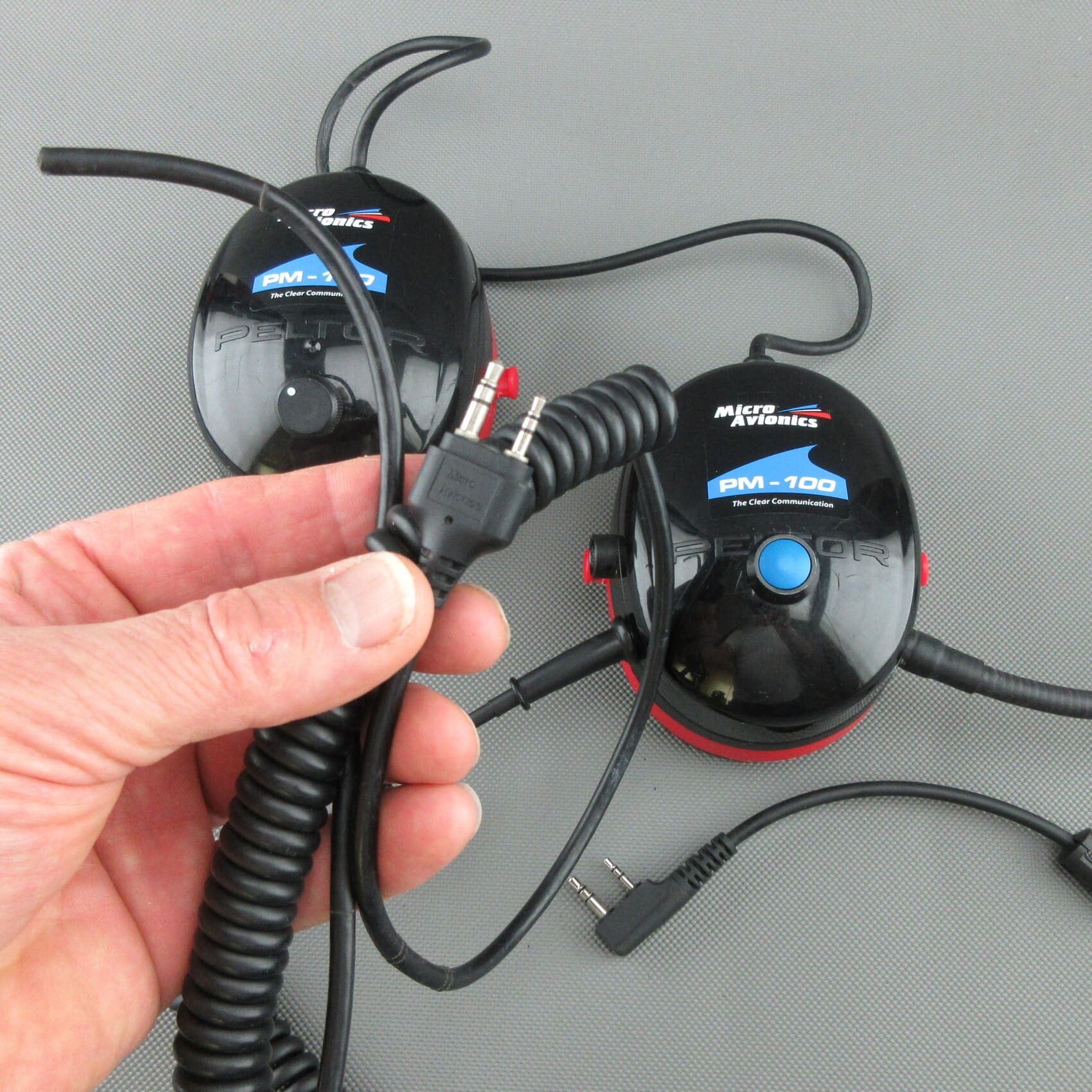 La imagen muestra unos auriculares MicroAvionics® PM-100 después de la revisión y adaptación por parte de StarCom1.