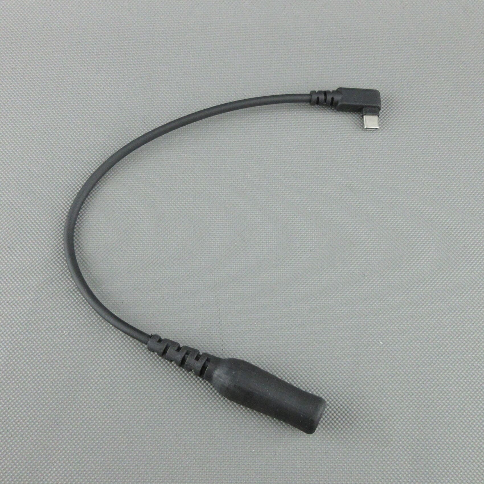 Cable adaptador con conector USB-C acodado en un extremo y conector hembra jack TP-120 (compatible con Nexus® / Amphenol®) en el otro, para conectar cascos tácticos de audio.