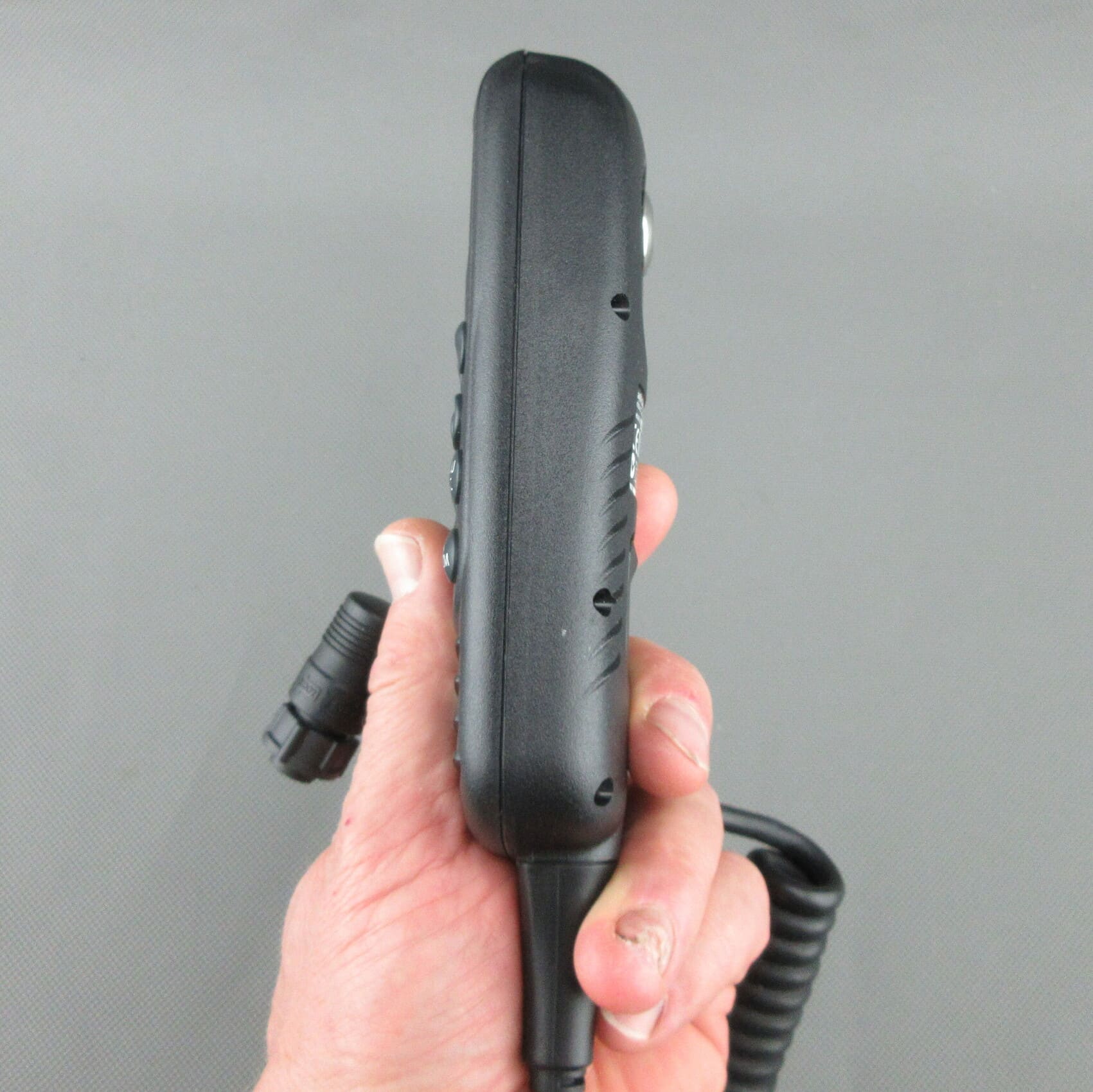 Vista lateral derecha del auricular Raymarine® Ray260 A80197.