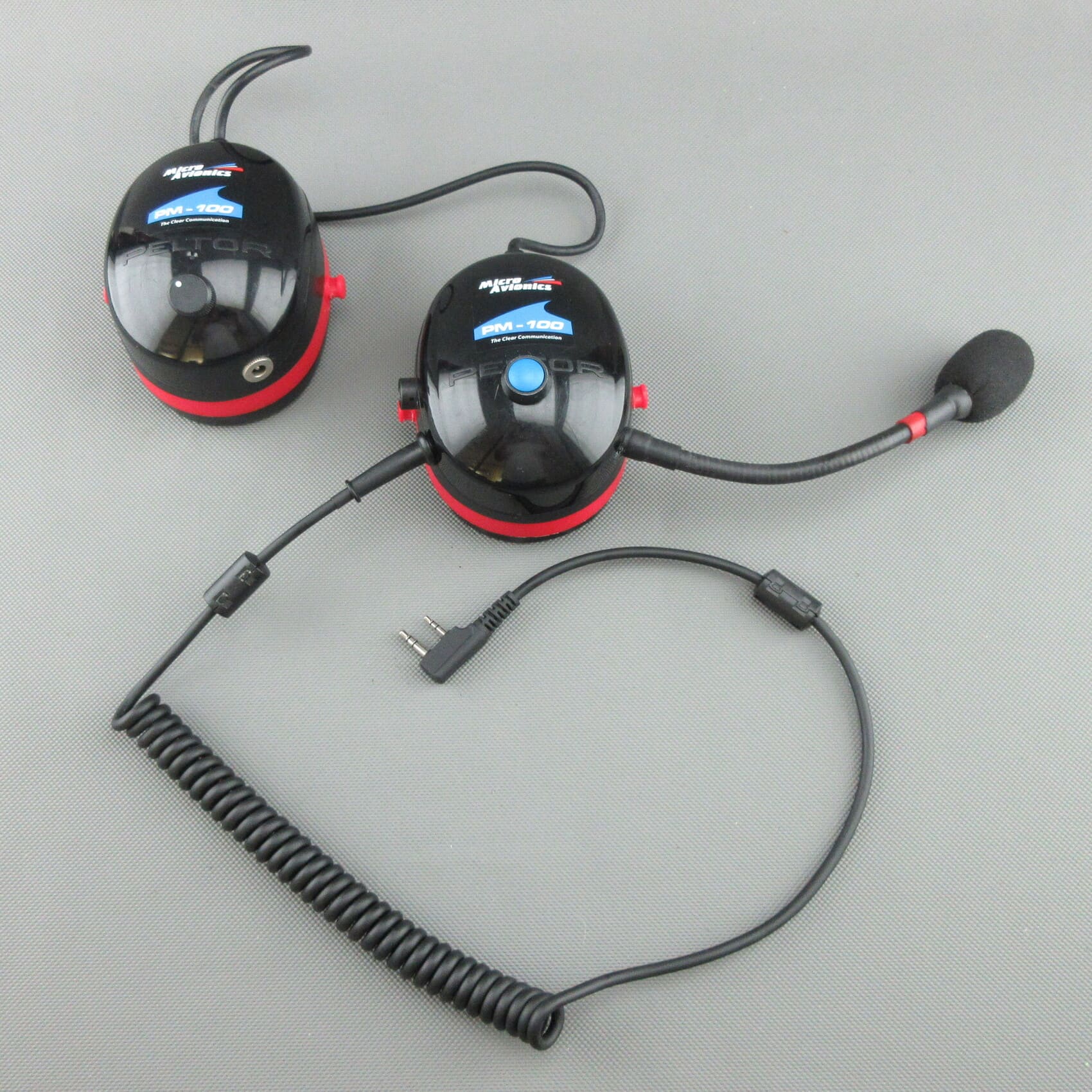 Se muestra un auricular MicroAvionics® PM-100 proporcionado por el cliente, modificado con un nuevo cable de conexión de StarCom1.